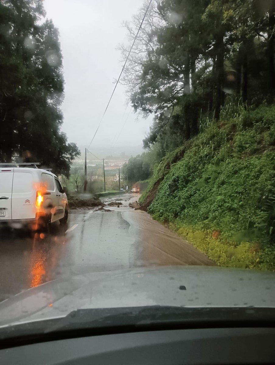 VOSTAZ's tweet image. #FMA #Faial #Pico muita chuva, ultrapassando os 50mm/2h de acumulado em algumas estações amadoras.
Muita água na estrada, pequenos deslizamentos, no Faial. Evite circular pelas estradas, pelo menos até à chuva melhorar. 
Foto freg. Pedro Miguel 
Cristina Silva FB.