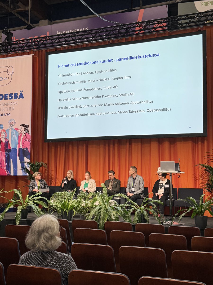 Olin tänään #Educa2024 TIETO-lavalla keskustelemassa ammatillisen koulutuksen pienistä osaamiskokonaisuuksista. Mielenkiintoinen paneeli - kaupan alalla hyviä kokemuksia yksittäisten tutkinnon osien hyödyntämisestä osaamisen kehittämisessä. 💭 #kauppa <a href="/kauppafi/">Kaupan liitto</a> <a href="/Opetushallitus/">Opetushallitus</a>