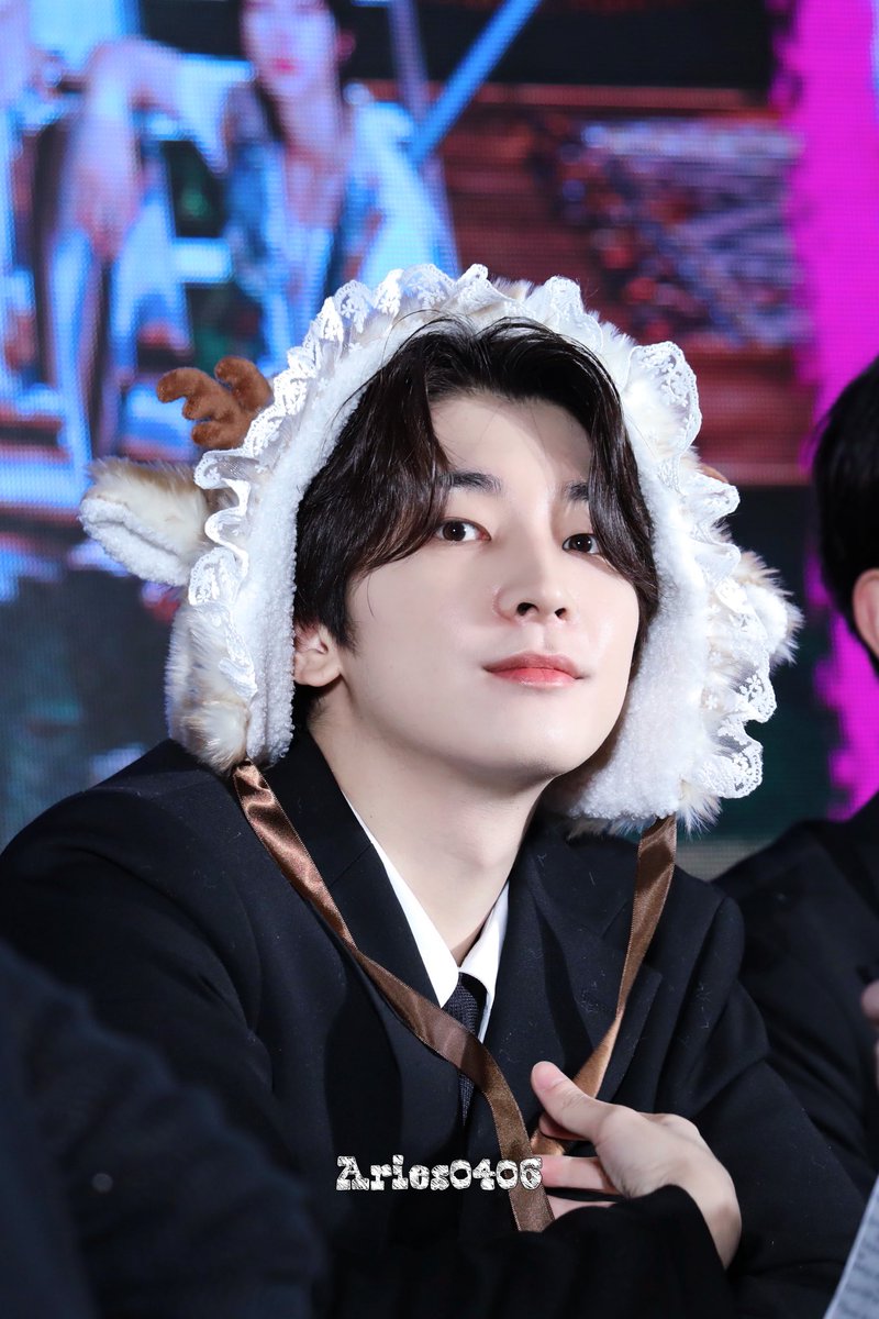 dwouceu's tweet image. He's a wolf and i'm a deer, a prey waiting for his predator to 'eat' him.