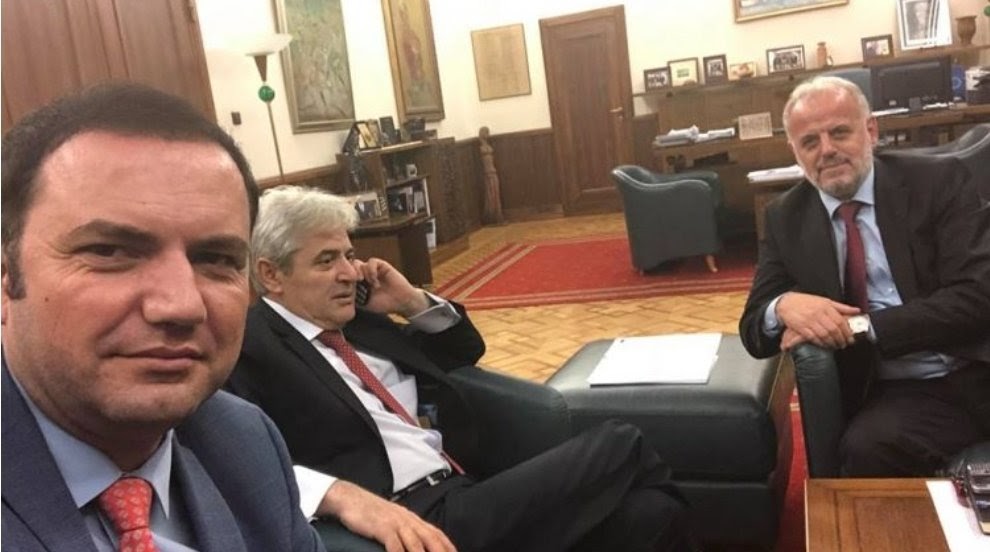 Кажи му Таче да свари три кафиња и пепељара да донесе🤣