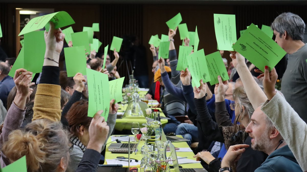 Mehr Strassen bedeuten nur eines: mehr Verkehr. Die Delegierten sagen klar NEIN zum geplanten Autobahn-Ausbau! 🚗

Investieren wir in eine klimafreundliche Infrastruktur: in die Stärkung des ÖVs, der Velonetze und des Fussverkehrs. 🚉🚲🚶 #DVGruene #MegaStrassen