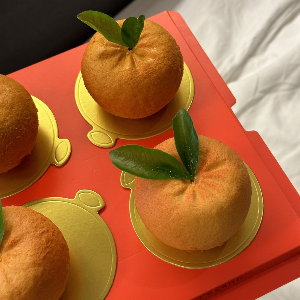 tamjaichunbkk's tweet photo. มันสวยและอร่อยมากกกกกแบบมากๆ โดยเฉพาะ น้องส้ม มันคือ yuzu caramel mousse ที่อร่อยเหาะ ด้านในเป็นเนื้อมูสเนียนๆ ไม่หวานเลยยย ตรงกลางเป็น yuzu sauce ถ้าเอาไปแช่แข็งจะเป็นเกล็ดๆ เหมือน granita อะ 100000/10 ส่วน ซาลาเปาที่เห็นน้องคือ pana cotta อร่อยเหมือนกัน https://t.co/mxIy2ANyG0