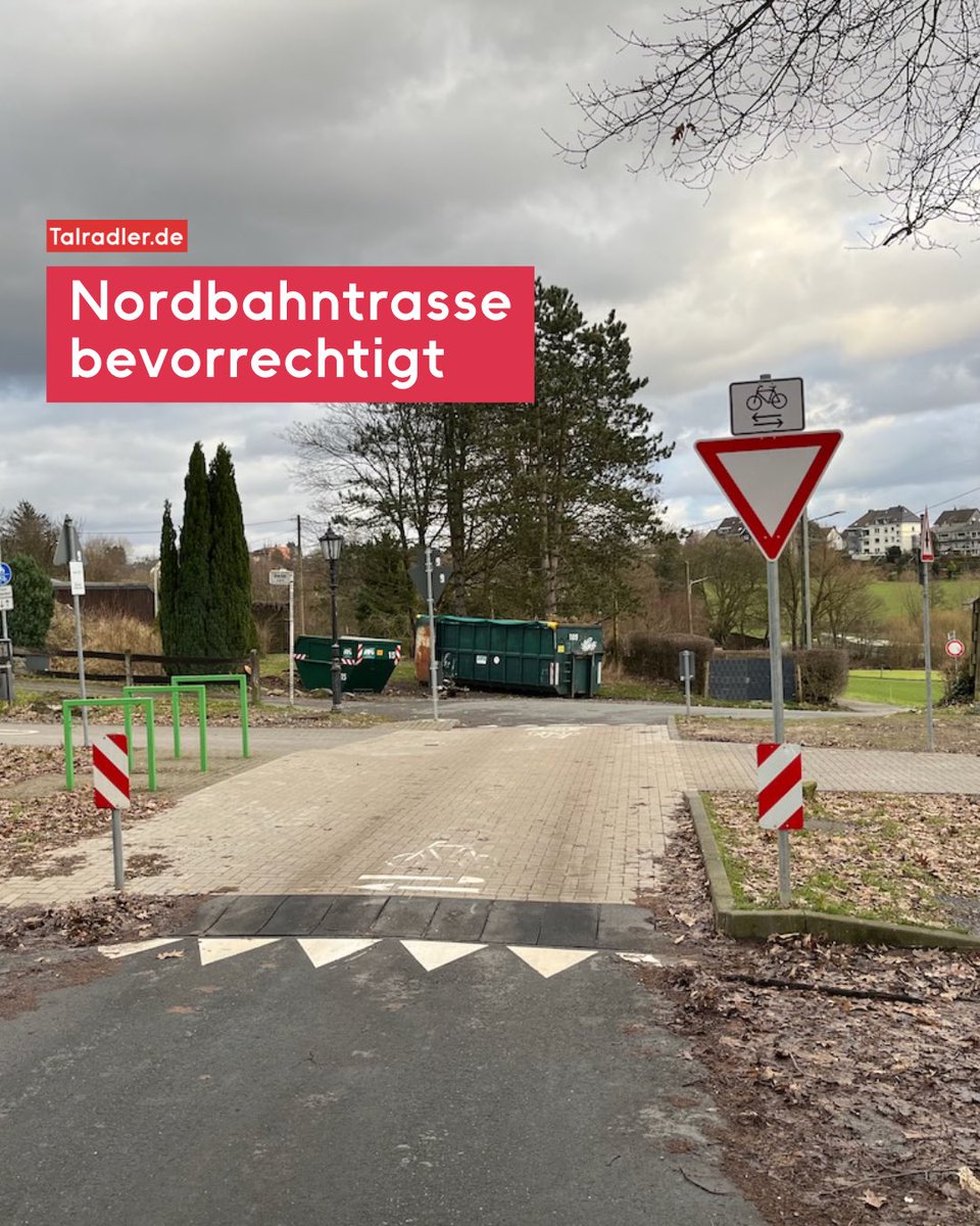 Auf der #Nordbahntrasse erhalten Radfahrende an einer weiteren Kreuzung Vorrang vor dem Kraftverkehr. Im Bereich des ehemaligen Haltepunkt #Wuppertal-Nächstebreck wurde nun eine entsprechende Änderung der Vorfahrtsregelung umgesetzt. Alle Infos im Blog: talradler.de/bracken-nordba…