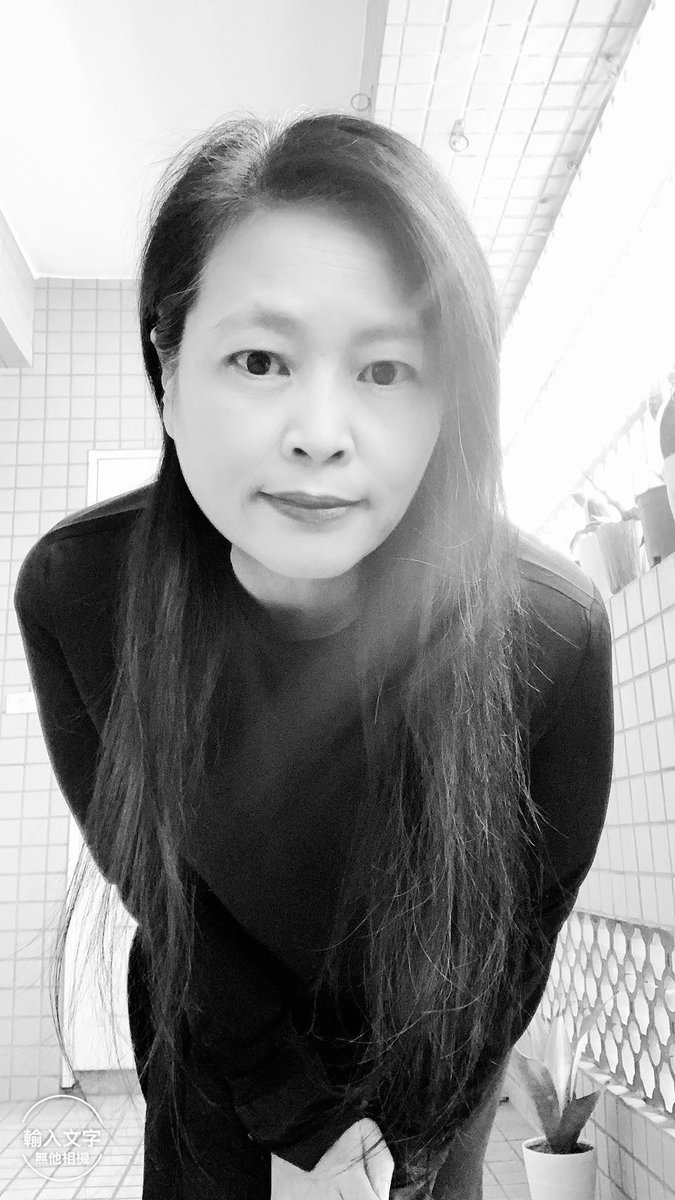 shenhuihung's tweet photo. 所有經歷過的，有的痕跡留在臉上，有的留在心上。
青春翻篇了，長髮剪了，應該是回不去了。
歷史照片，是廢文。-@20240127 https://t.co/ihhAPUNWgJ