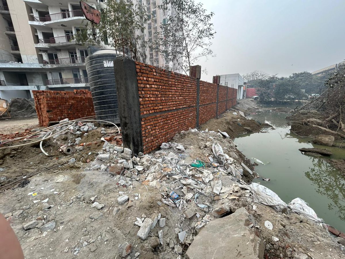kmtyagi's tweet photo. @noida_authority @CeoNoida @UPGovt @myogioffice @myogiadityanath @CeoNoida @noida_authority again this has been done and two weeks completed when we lodged complaint. This severage water again comes regularly and fills the entire green belt of the Heartbeat City, main DSC road, Sector 107, Noida. Kindly do the needful. https://t.co/2cGiTx0pzu