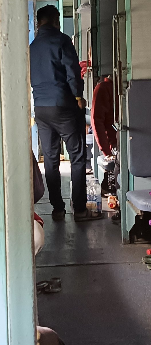 savingdelhincr's tweet photo. @drmdnr @RailwaySeva @RailMinIndia @AshwiniVaishnaw Day 2:
03260 Coach S5 

Now today morning Rail Neer loaded from Nagpur,

Same story repeats 
Rail Neer also sold ₹20

Comment heard is Pantry is not there we are outsiders we cannot sell at 15

#IRHelp #RailNeer https://t.co/nypxIkMnh2