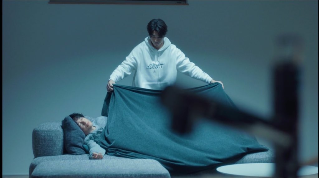 TERURU_R01's tweet photo. てか春田＆牧家の照明(暖色)と菊様＆和泉さん家の照明(寒色)の差がその家の2人の関係性を表してる感じがあって好き

 #おっさんずラブリターンズ
 #おっさんずラブ https://t.co/9NHcfjtcB2