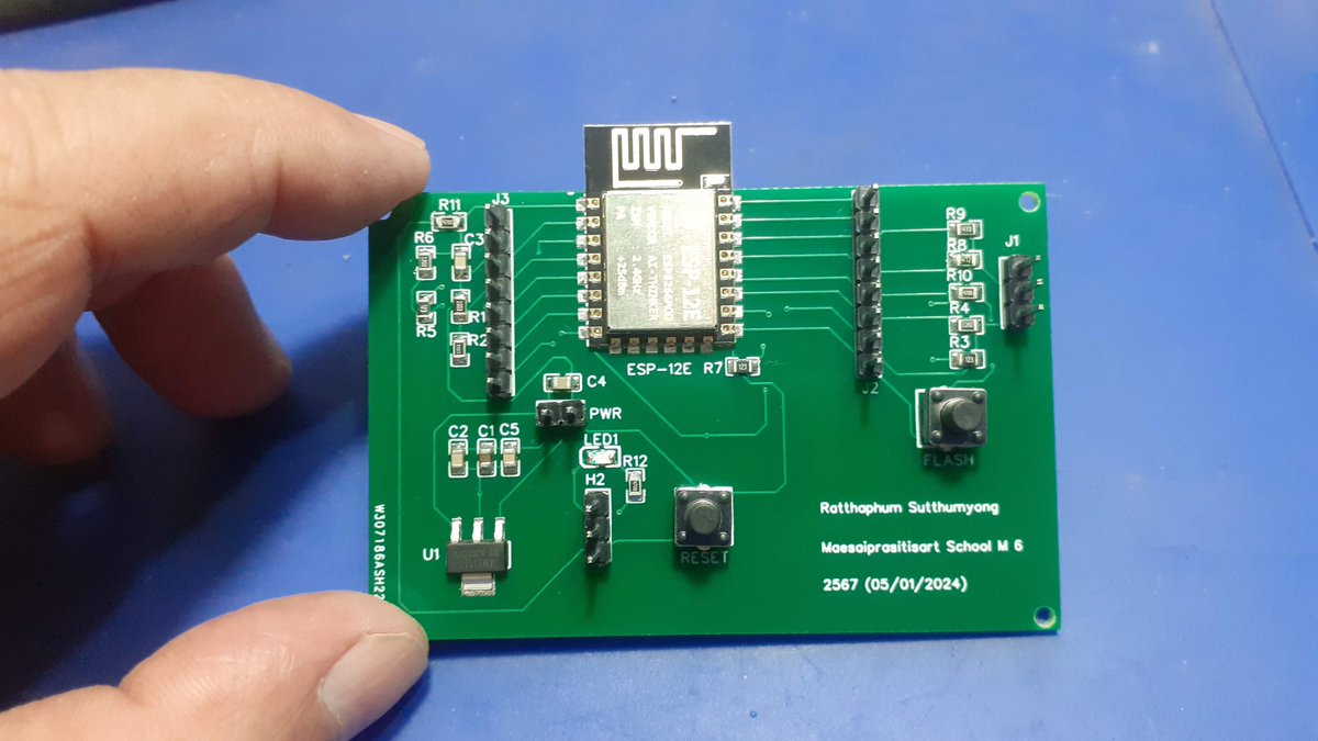 JeanRedelinghu1's tweet photo. I challenged a student to create his own ESP8266-based development board. He accepted, and this is the result. The PCB is not perfect, but it is great for his first-ever try, and it works too!

https://t.co/868xVNCAwe

#makeriot2020
#pcbway
#diyelectronics
#esp8266 https://t.co/yUucyKDM3V