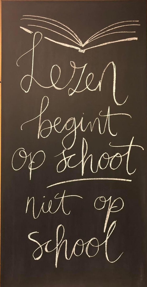 De Nationale Voorleesdagen zijn aan de gang. Als ik in de winkel het prentenboek van het jaar laat zien, dat nu nog beperkt voor maar € 5,75 in de winkel ligt, zijn er regelmatig ouders , die reageren met iets als ‘nee, hij is nog maar twee’. 
Laat ik maar duidelijk zijn, 1/2