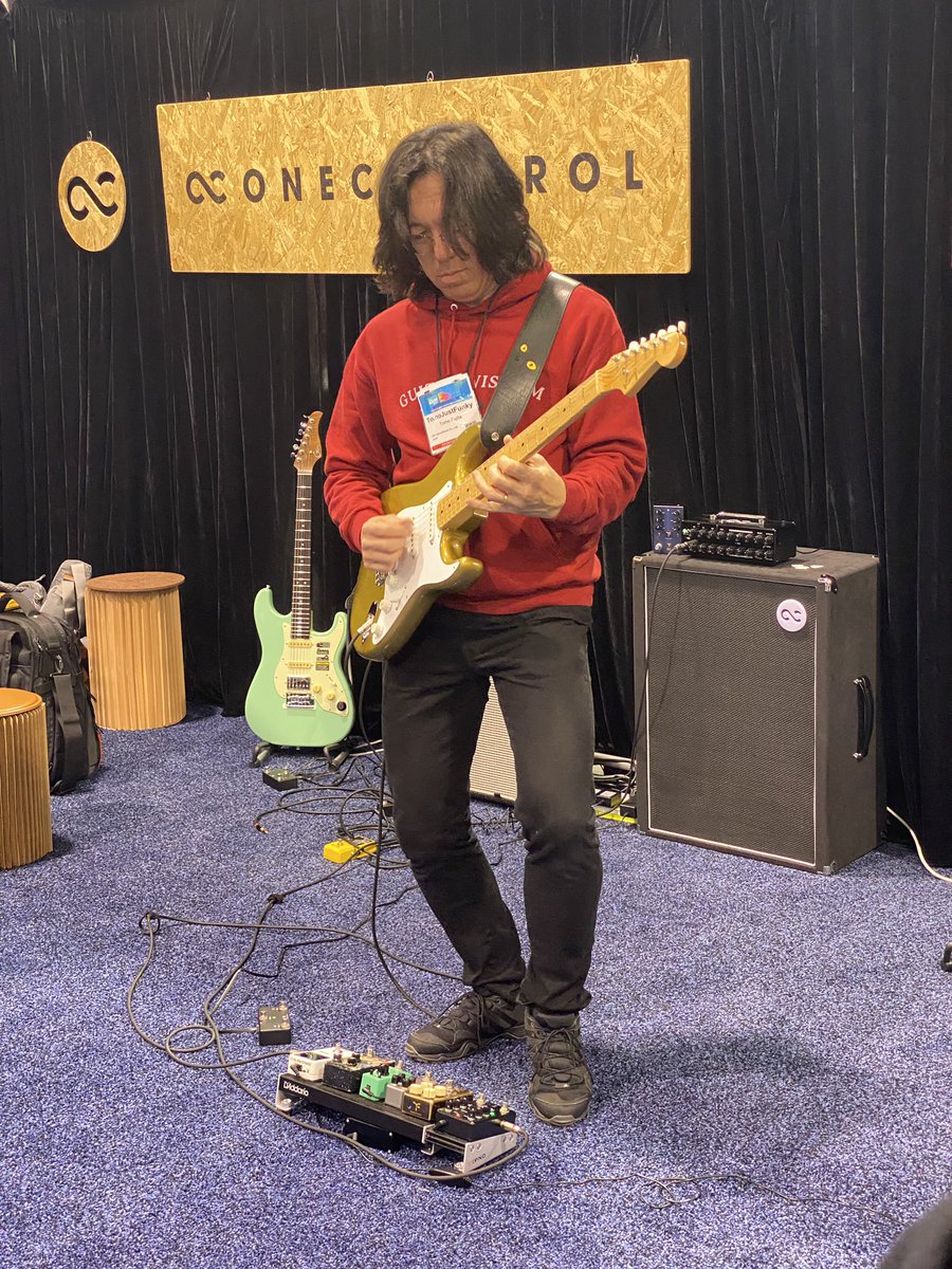 tcgakki03's tweet image. I met Tomo-san on the way hotel and took a picture to commemorate the event!
His wonderful performance can be also heard tomorrow at One Control,Booth #4733.

#namm #tomofujita #onecontrol