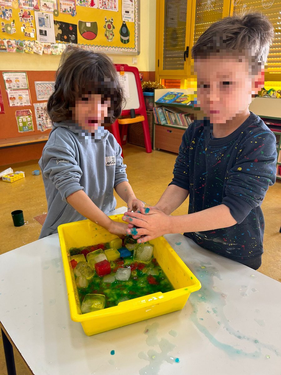 ¿Sólido o líquido? Hoy los alumn@s de 5 años han estado experimentando con las propiedades de algunos elementos que cambian de estado según la fuerza o temperatura a las que se les somete 👀 #sciencetime #cienciaenelcole #aprenderjugando