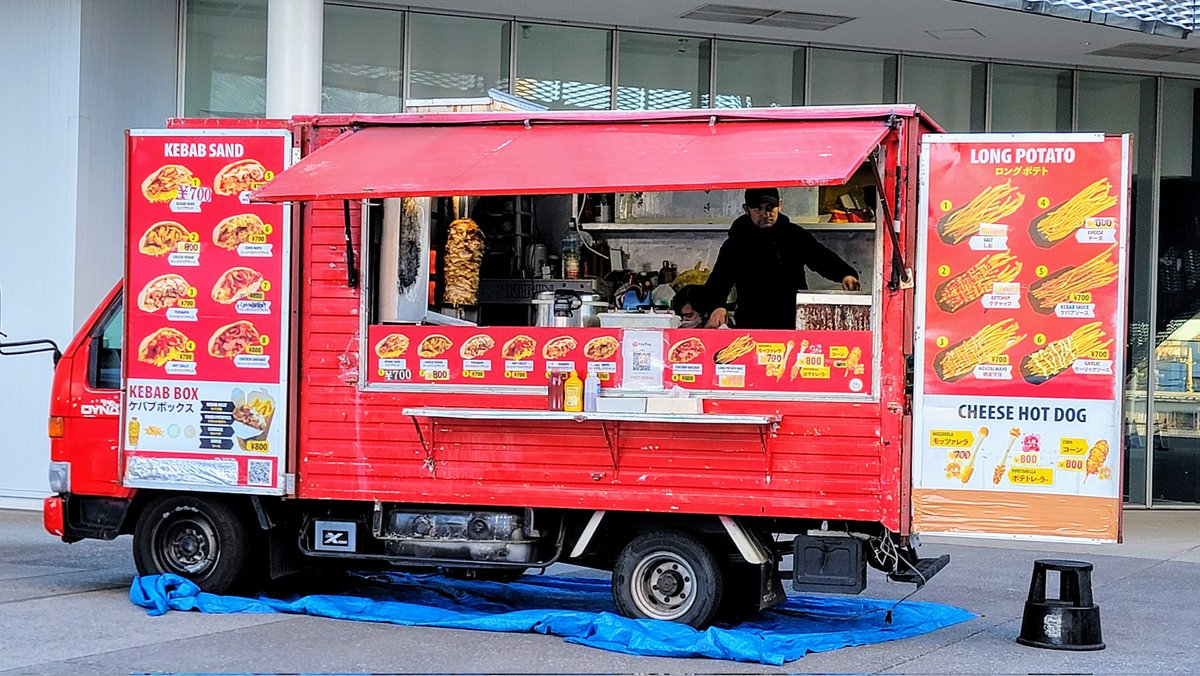 hirosawa1979's tweet photo. ちょこっと小腹が空いたので...
「ところざわサクラタウン」に移動して
キッチンカーのケバブ屋さんで
ケバブサンドタ～イム🍴

チーズケバブサンドを
美味しく頂きました～😋

芸術的な巨大建造物を眺めながら
食べるケバブは格別ですな✨️🥙✨️ https://t.co/ZPS8wFpkUk