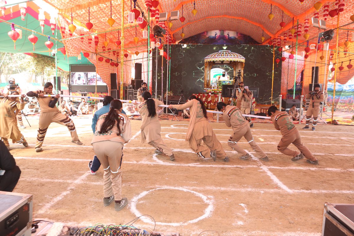 GreenSwelfares's tweet photo. Perfect illustration of individual strength and team work, the traditional रस्साकशी or the tug of war between the competitors evokes cheers! #FoundationDay #23rdAnniversary #RamRahim #SportsMeet https://t.co/e0phjsCLTZ