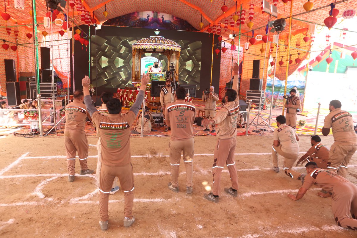 GreenSwelfares's tweet photo. Perfect illustration of individual strength and team work, the traditional रस्साकशी or the tug of war between the competitors evokes cheers! #FoundationDay #23rdAnniversary #RamRahim #SportsMeet https://t.co/e0phjsCLTZ