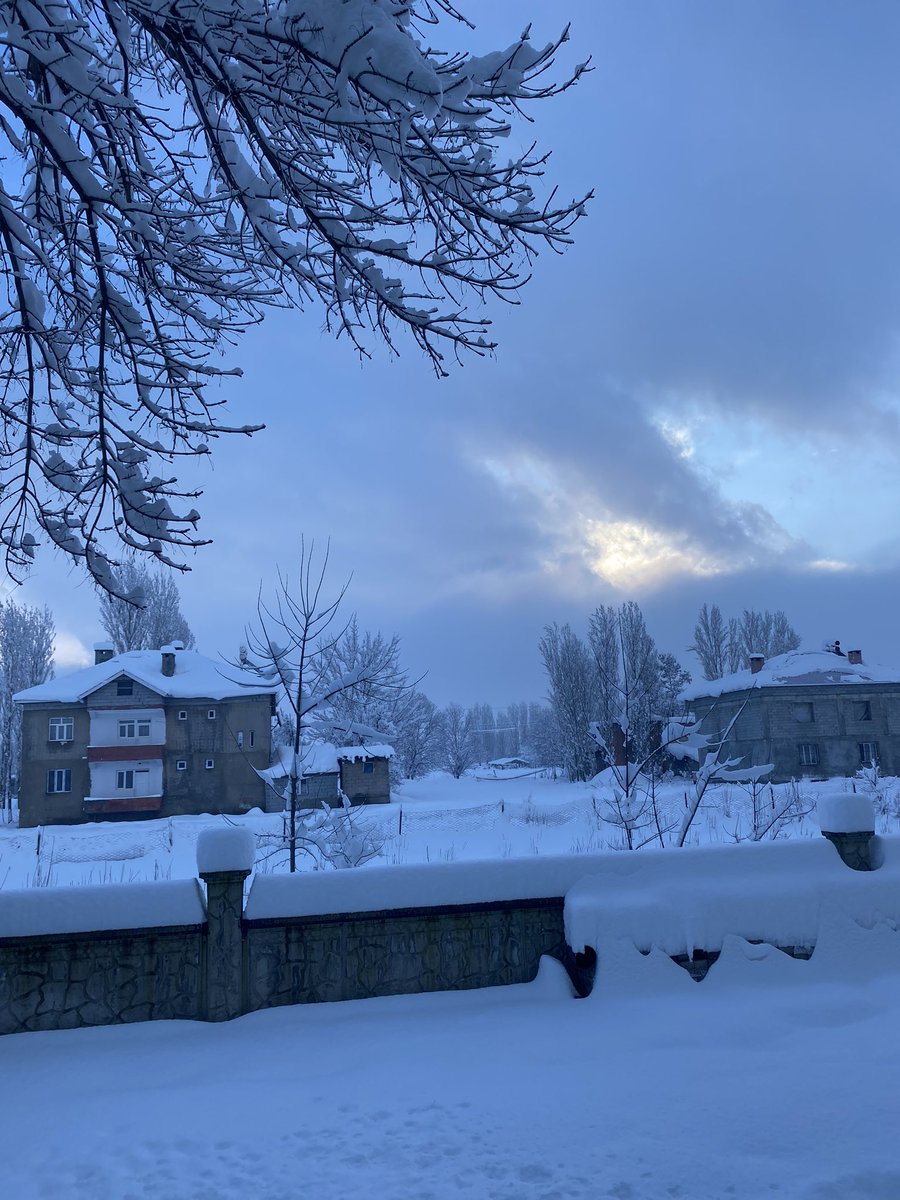 “Nasibin sandığın kişi imtihanın oluyor bazen. Bir hayat sığdıracağını sandığın
kalp,mezarın oluyor.Güvenerek tuttuğun el,itiyor seni uçurumdan.
Oluyor işte bazen, insan celladına sarılırken ölümü sevgi sanabiliyor.”