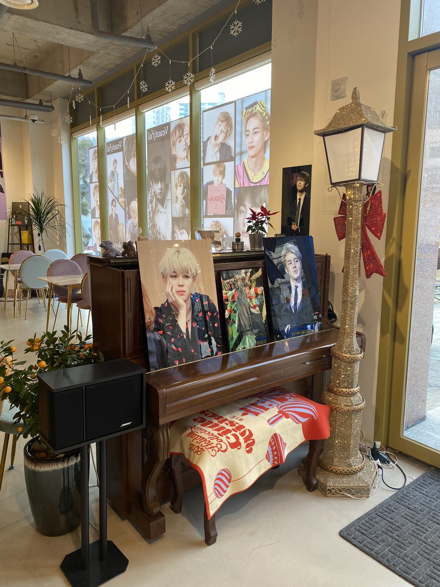 heun0613bts's tweet photo. 새롭게 생긴 방탄까페이자 엄청난 영상관을 꾸려 놓은 팬덤어스 
@cafefandomus 
일단 너무 좌석이 많구요 깔끔하구요 
아이들 사진이 왕창이구요 
커피도 굿굿
그리고 가장 최고는 지하에 구비된 영상관인데 
여기서 영상회 사진전 하면 미쳤다고 봅니다.
+ https://t.co/eGOKpLYmzI