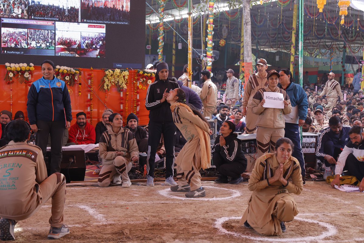 DSSNewsUpdates's tweet photo. Our country is full of wonderful traditional games. Hitting the target, blowing the grape through mouth is yet another gem, which is fun to play and requires extreme focus. Amazing play by the Green 'S' players!#FoundationDay #23rdAnniversary #RamRahim #SportsMeet https://t.co/3b3e8Dejwe