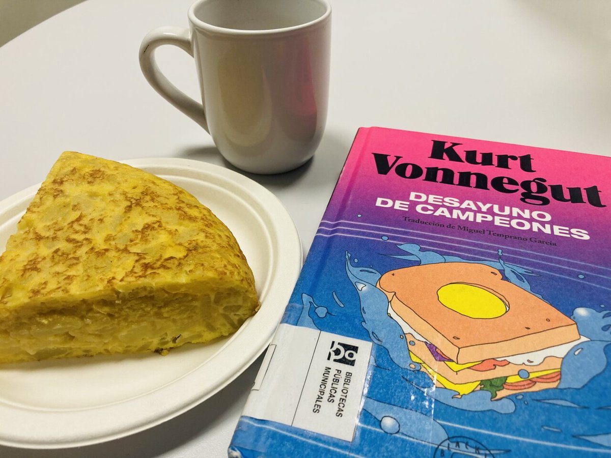 #BuenosDías empezamos el día haciendo lo que dice nuestra última lectura 'Desayuno de campeones'. 
Necesitamos fuerzas para entender esta maravilla de los años setenta. ¿La habéis leído? Solo deciros que la lectura más trepidante de Vonnegut
<a href="/BlackieBooks/">Blackie Books</a> #RecomendacionLiteraria