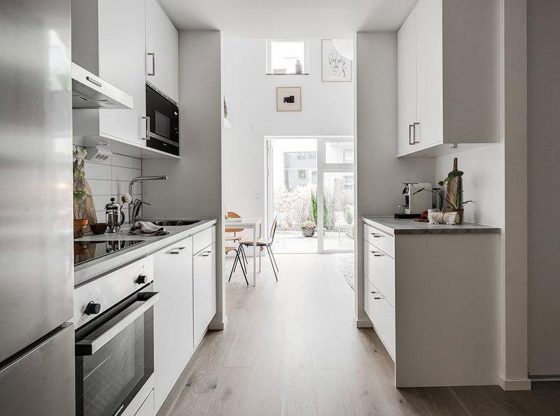 Мал стан со големи можности! Има 30 м2 два ката и многу простор за складирање
Модерен стан во Шведска кој има дневна соба со плафон висок преку 5 м. и огромни прозорци, па целиот стан е преплавен со дневна светлина. Пристап до дневната е преку мала кујна на влезот.