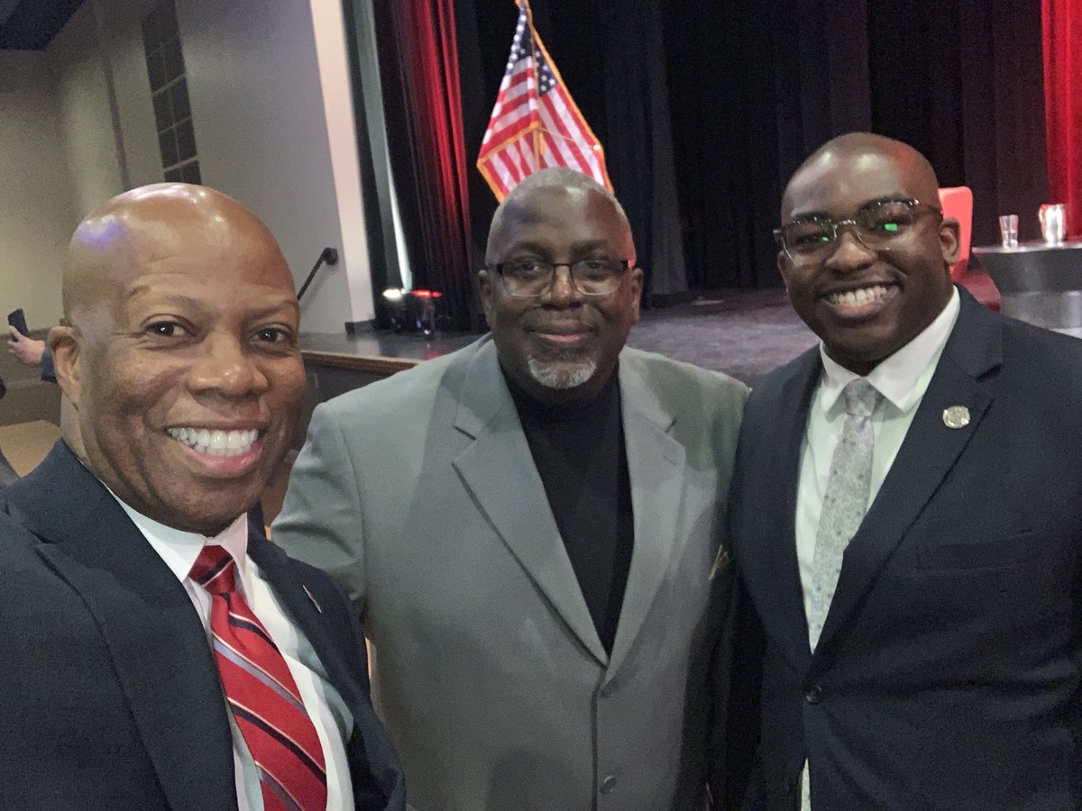 Outstanding @IllinoisStateU MLK Cultural Dinner featuring @SIfill_ Thank you for your inspiring and challenging words of hope for the future by calling us to action! And thanks to my peeps at the “Fun Table” for all the engaging conversation! 👍🏽