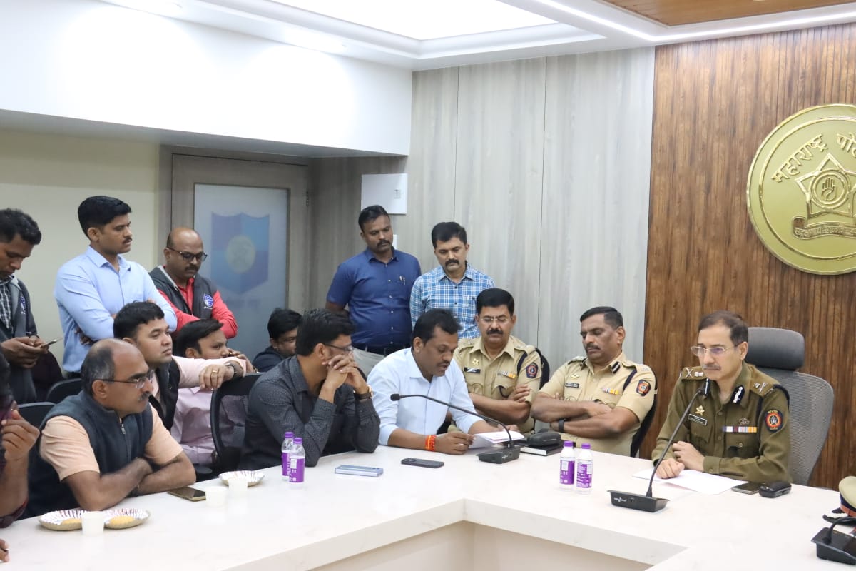 PUWJ_PUNE's tweet photo. पुण्यात वार्तांकन करणाऱ्या पत्रकारांना धक्काबुक्की करणाऱ्या पोलिसांवर कारवाई करण्याची मागणी  पुणे श्रमिक पत्रकार संघाचे अध्यक्ष पांडुरंग सांडभोर, सरचिटणीस सुकृत मोकाशी यांच्यासह पत्रकारांच��या शिष्टमंडळाने पोलिस आयुक्त रिते�� कुमार यांना केली @DGPMaharashtra @PuneCityPolice #puwj https://t.co/OaS9gjuV2x