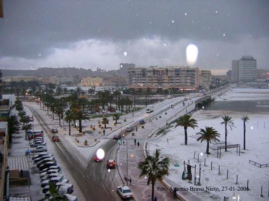RaulLacarcel22's tweet photo. EFEMÉRIDE MELILLENSE

Hace 19 años, los melillenses nos levantábamos con todo nevado.

Quienes lo pudimos vivir, acontecidos un hito en la historia de la ciudad.

#Melilla, 27 de enero de 2005 🌨 ❄️ https://t.co/bBctgHALsp