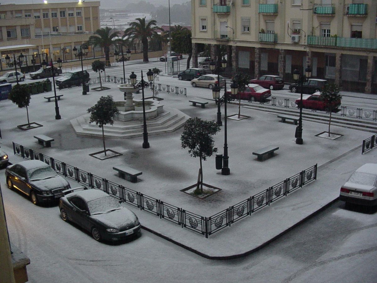 RaulLacarcel22's tweet photo. EFEMÉRIDE MELILLENSE

Hace 19 años, los melillenses nos levantábamos con todo nevado.

Quienes lo pudimos vivir, acontecidos un hito en la historia de la ciudad.

#Melilla, 27 de enero de 2005 🌨 ❄️ https://t.co/bBctgHALsp