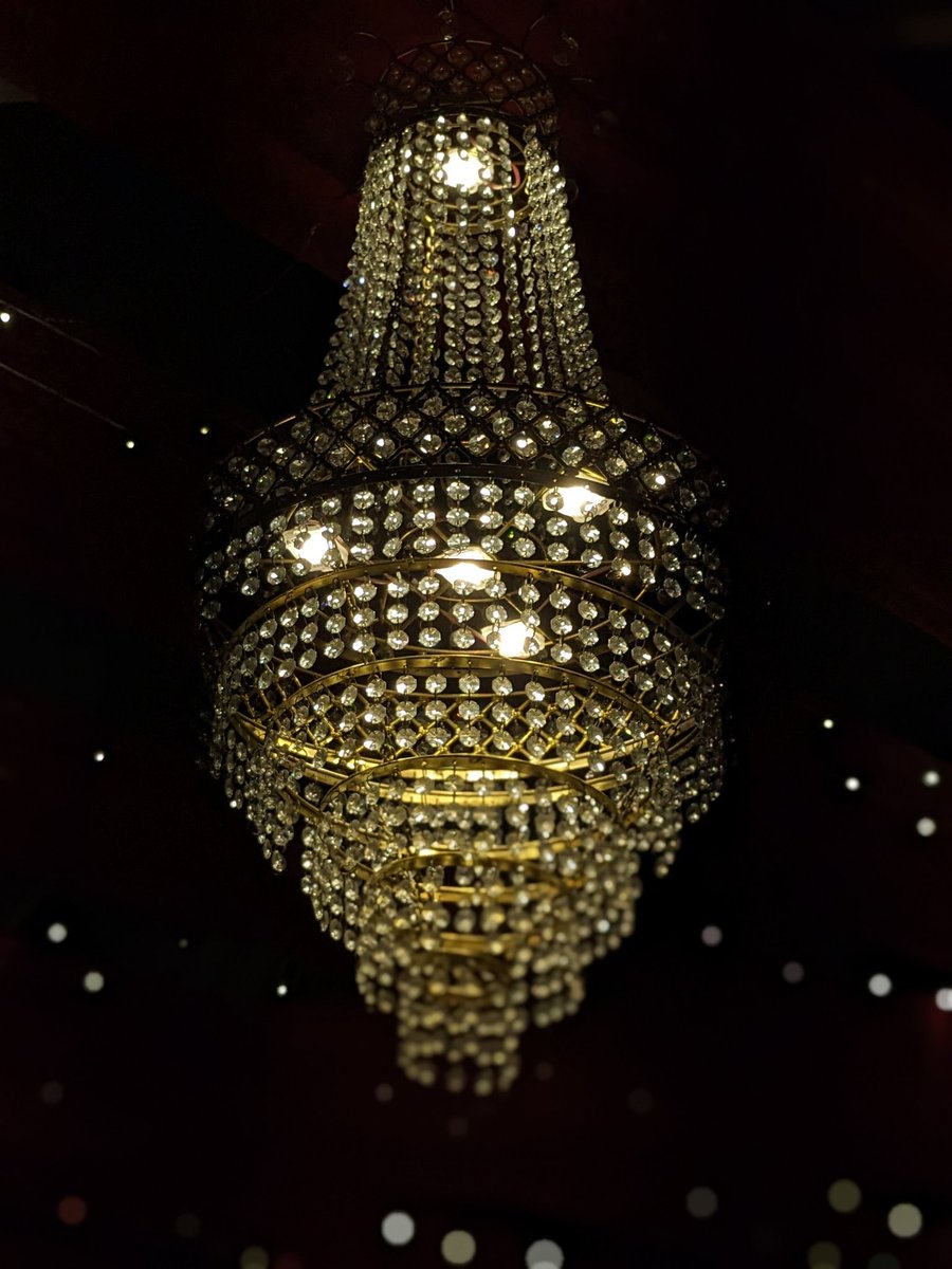 iJay_1700's tweet image. Chandelier 
#teampixel #pixelshot #chandelier #interiordesign #lighting #homedecor #design #light #lightingdesign #decor #architecture #lights #chandeliers #lamp #interiors #home #art #decoration #luxury #vintage #ledlights #crystalchandelier #wedding #weedingdecor #beautiful