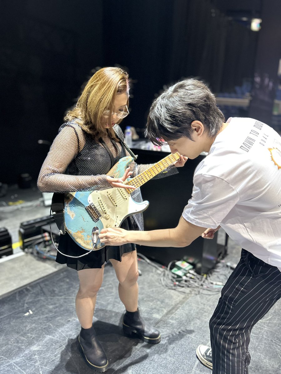 _sammyfied's tweet photo. NICE TO MEET YOU BB SKLYER 😭 with Master shredder @woosungofficial he took his time to teach me 😭 he’s serious though! Lysm!!! 😭🤍🖤

#DawnToDuskTourInManila #DawnToDuskInManila #TheRoseDawnToDuskinManila https://t.co/m4Z2QGv19e