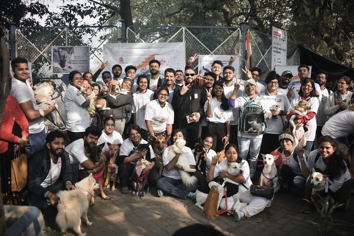 Many pet parents joined us along with their fur babies for the paw-some Fur-a-thon 2.0! Organised by @furrfolks in collaboration with #Karuna. The mini-marathon started from South City Mall to Golpark joined by actor @andyact and others raising awareness for animal rights and