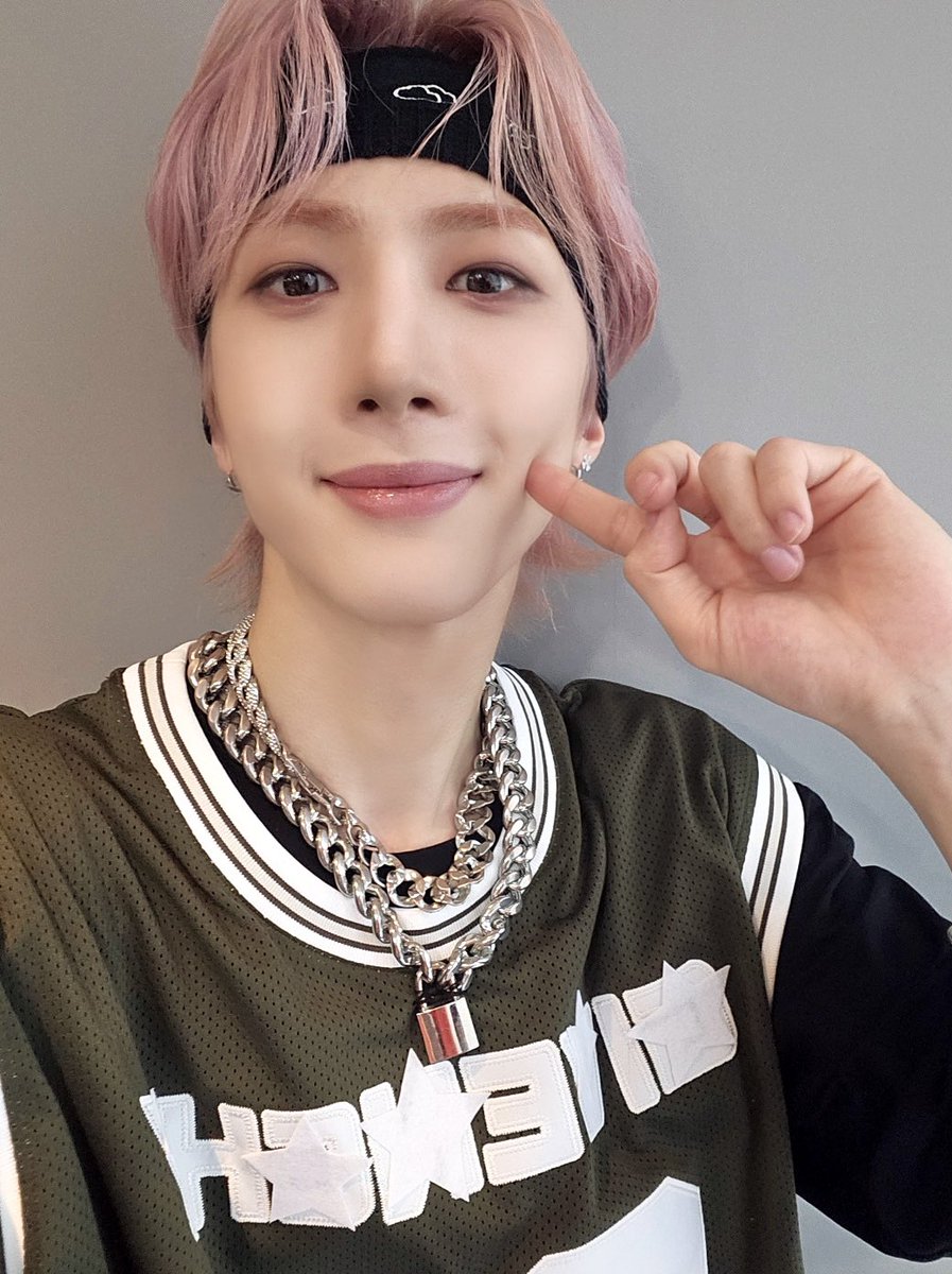 CUBE_PTG's tweet photo. [📸] 240127 @ #쇼음악중심

히비 힙 To 합! 하게 변신한 오늘의 후이, 어떠셨나요? 🤟
다가온 주말도 후이와 함께 신나게 보내길 바라요 ♡

#후이 #HUI
#WHU_IS_ME_Complex
#흠뻑 #Hmm_BOP https://t.co/LYzp7XUuuM