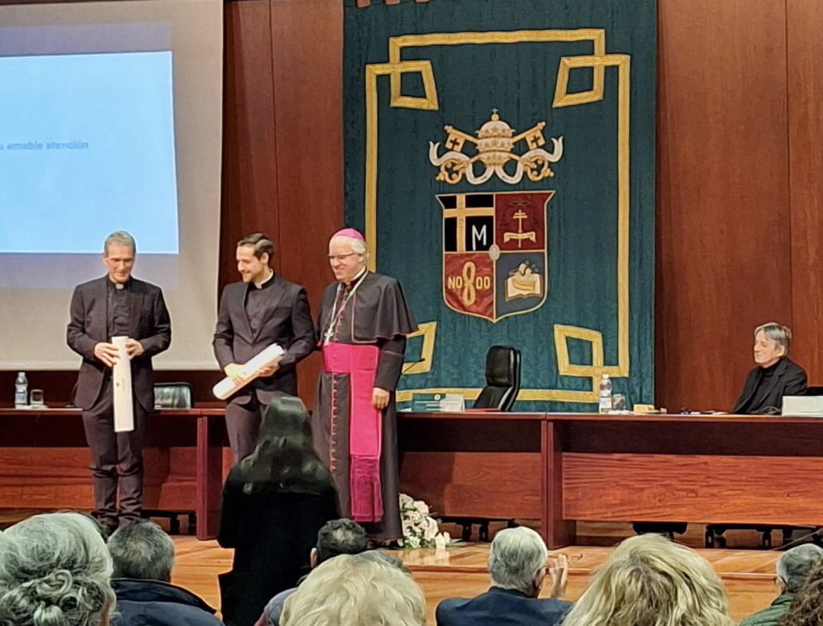 jllopezreyes's tweet photo. El pasado jueves en la celebración de Sto. Tomás de Aquino en la Facultad de Teología de Sevilla.Recibí el título de Doctor en Teología.Le agradezco a Dios que sea mi roca firme,que me diese una familia buena y atenta y el don de la vocación para conocerlo por la Fe y la razón. https://t.co/IeRyknNqRN