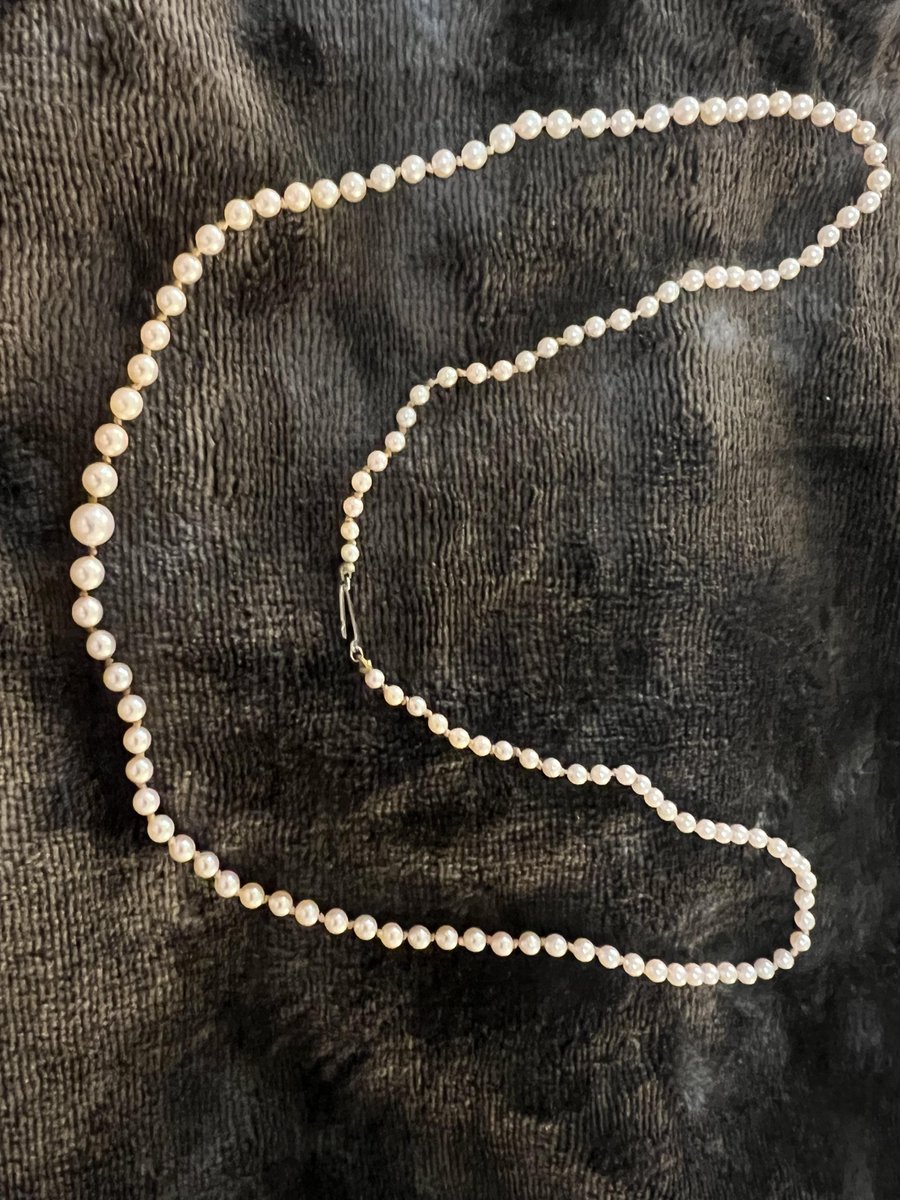 Grandma's pearls [by I_LearnTheHardWay]
  
 #vintage #fashion