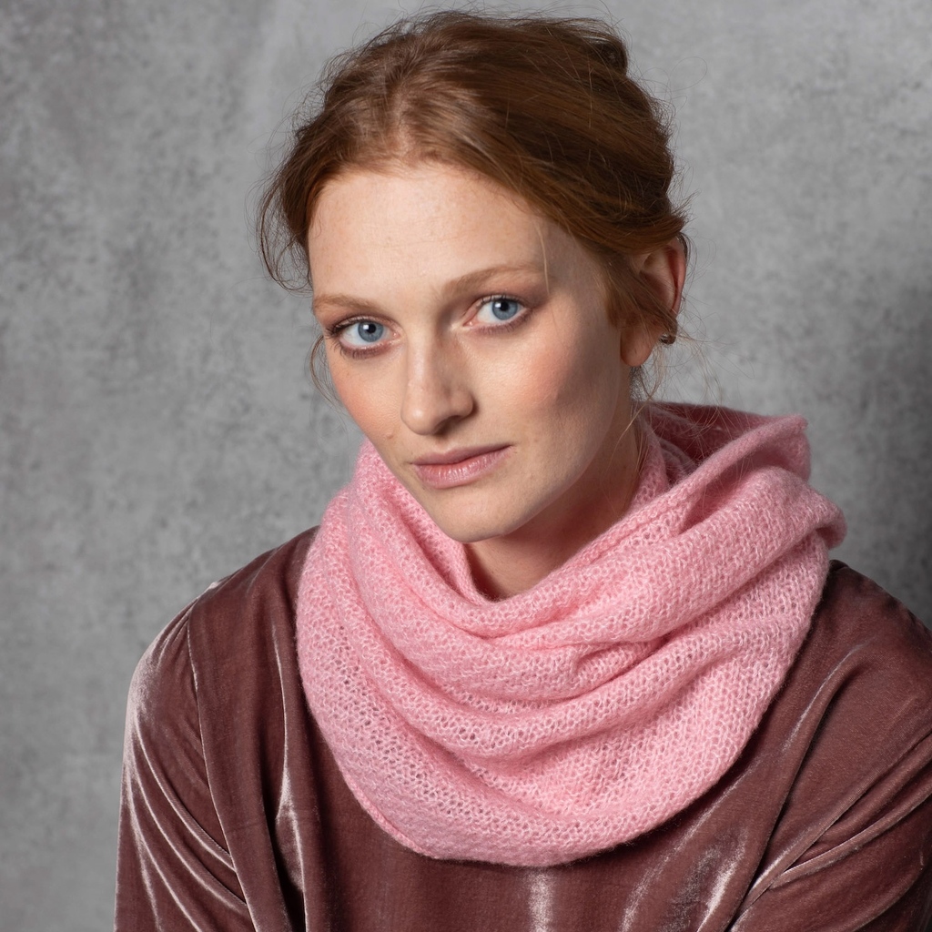 The Ada Snood is such a fabulous garment to have in your closet : whether you're pairing it with outerwear, adding it to a matching cashmere sweater or using it as a pop of colour against a contrasting top.

l8r.it/pzSe