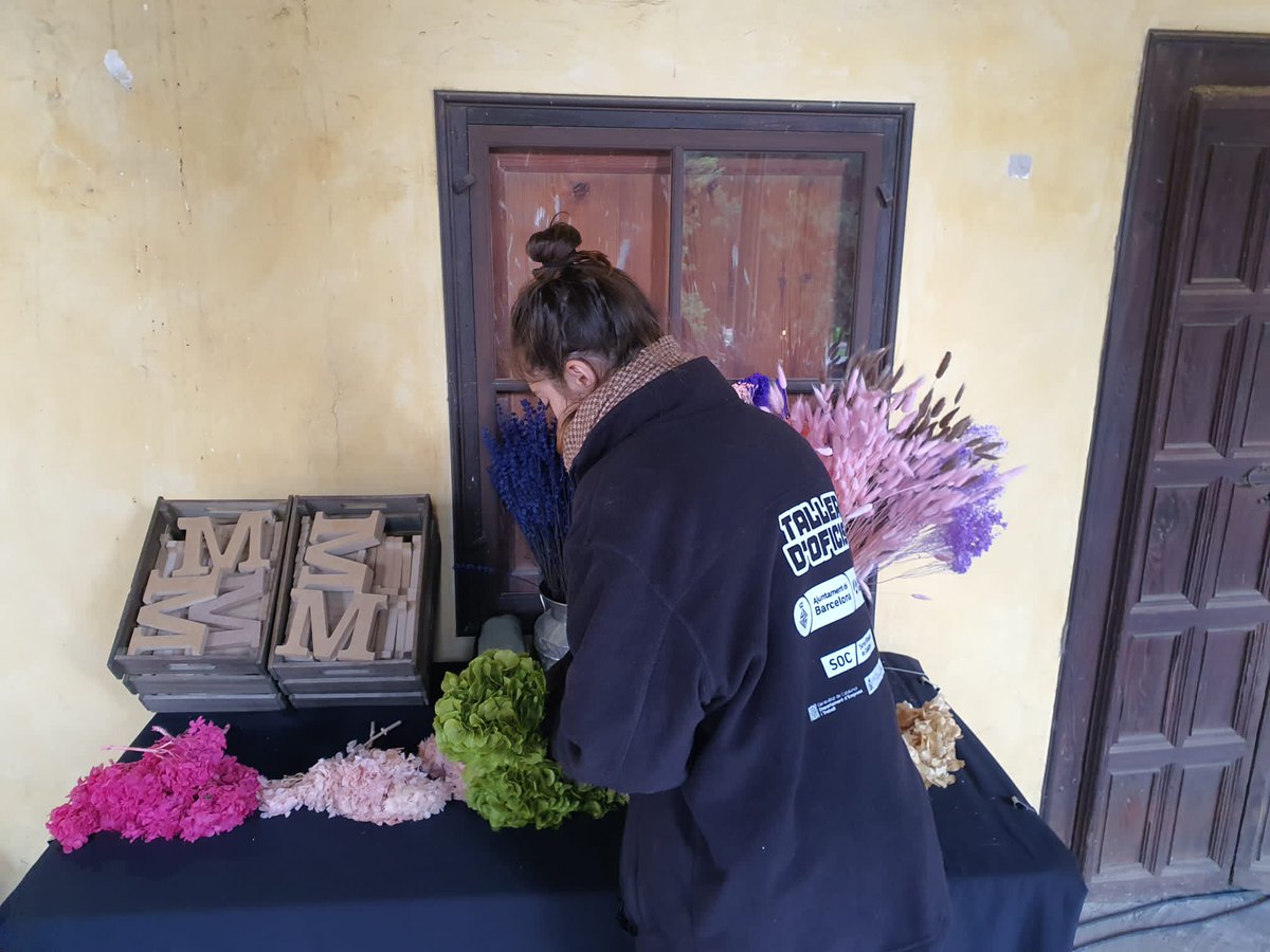 barcelonactiva's tweet image. T'interessa la decoració floral i t'agradaria treballar al sector?🌺

Al Taller d'#Oficis disposaràs de formació i d'un contracte laboral de 6 mesos per aprendre a crear composicions amb #flors i plantes. Només cal tenir -30 anys i inscriure't al #SOC.

📝 loom.ly/BtjbZgE
