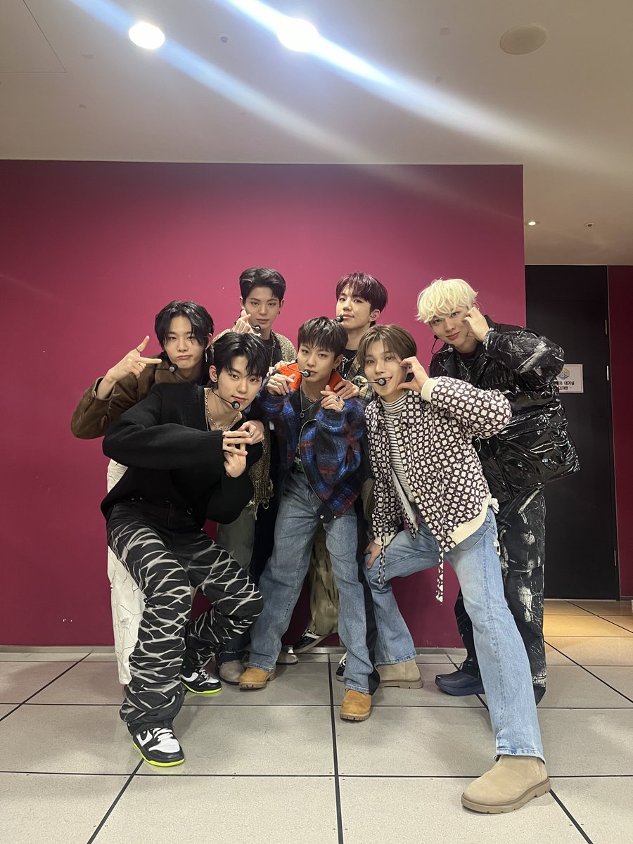EVNNE_jp's tweet photo. [📸]
240127
MBC #ショーKPOPの中心 

一緒の時一番輝くEVNNEたち
I love it 💙

#EVNNE #イブン 
#Un_SEEN #UGLY https://t.co/Lz9XQOHDVN