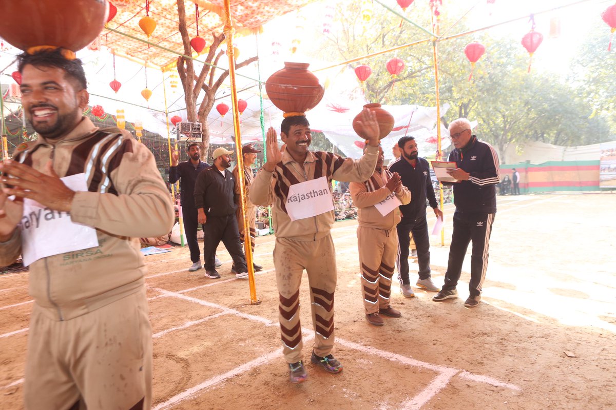 DSSNewsUpdates's tweet photo. The event kicked off with games, where women participated in an inter-state pottery (matka) race.
#FoundationDay #23rdAnniversary #RamRahim #SportsMeet https://t.co/FezyNIQdiF