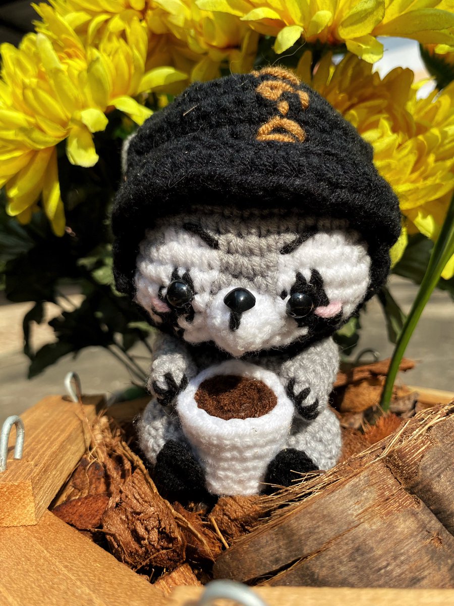 JayyWinchester's tweet photo. Raccoon Hunter D-90 is having hot chocolate during his break 🍫💚🧡
@neil_ellice
#HunterD90 #Loki #CallofDuty https://t.co/8CFpwobLOq