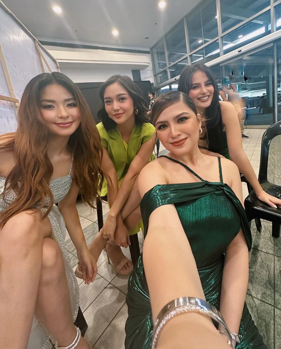 psngayondigital's tweet photo. 'THIS IS HOW I'LL ALWAYS REMEMBER US'

Aktres na si Alexa Ilacad, nag-share sa Instagram ng ilang snaps kasama ang 'Pira-Pirasong Paraiso' co-stars na sina Loisa Andalio, Charlie Dizon, at Elisse Joson. https://t.co/gKT9cJVJ3k