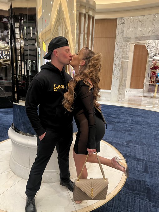 Had to sneak a kiss with the XBIZ Male Performer of the Year @ZacWildxxx    I need another scene with<a href="/tag/teamrr"class="tags"><span>#teamrr</span></a>
