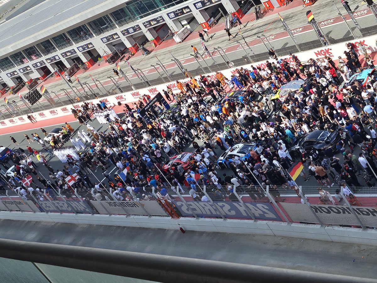 Pre race action in full swing on the packed Grid #24HSERIES #24HDubai
