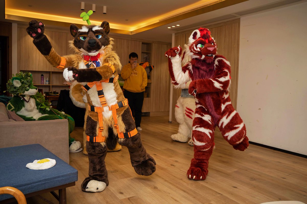 Happy party dancing time🕺🏻🕺 #FursuitFriday