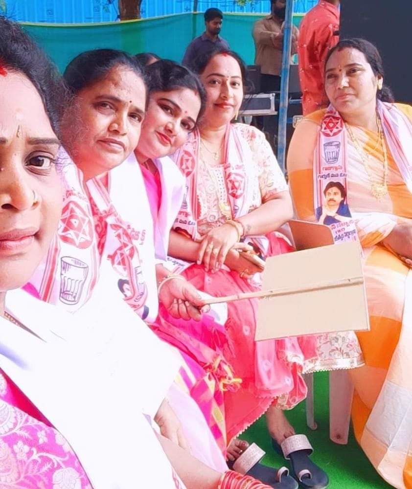 Kiranjsp99's tweet photo. #గన్నవరం నియోజకవర్గంలో@JaiTDP నాయకులు రంగబాబు గారి మీద జరిగిన దాడికి నిరసనగా టిడిపి ఇన్చార్జ్ శ్రీ యార్లగడ్డ వెంకట్రావు గారి ఆధ్వర్యంలో జరిగిన నిరసన దీక్షకు మద్దతుగా@JanaSenaParty విజయవాడ రూరల్ మండల అధ్యక్షులు పొదిలి దుర్గారావు గారు,జన సైనికులు @JSPVeeraMahila పాల్గొనడం జరిగింది https://t.co/Cgt1kNVmUo
