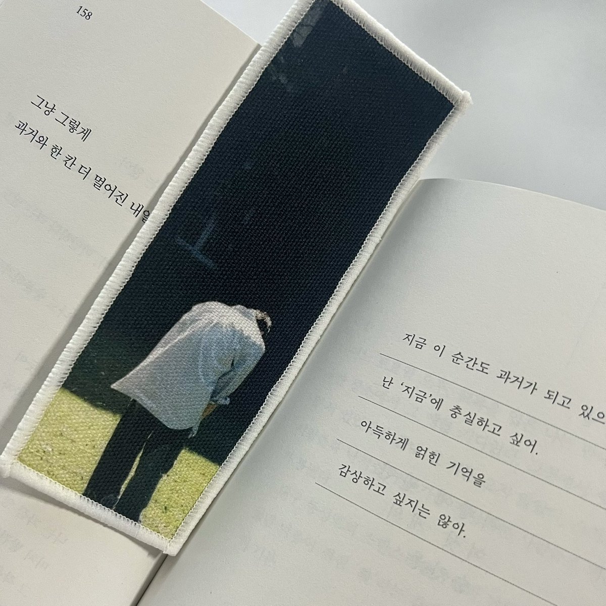 #rt

다가오는 도영이의 생일을 기념하여 
2분께 추첨을 통해 바이레도 핸드크림과
제작한 패브릭 책갈피 세트를 드립니다ミ♡

도영버블 201일 이상 
국내 주소 한정

#HAPPYDOYOUNGDAY 💞💞