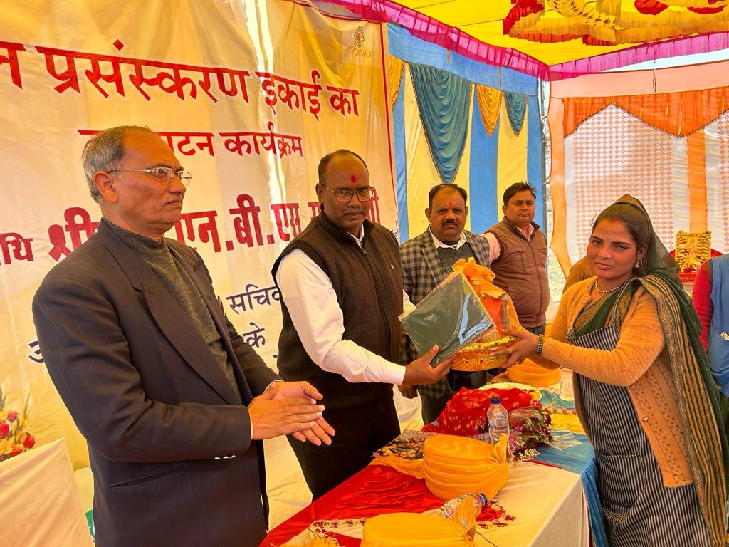 On the occasion of Republic Day 🇮🇳, a new pulse processing unit in Madavra Lalitpur was inaugurated by SDM Chandra Bhushan. 

Joined by the Tehsildar and senior scientists from the Agricultural Department (KVK), the event marked a successful step forward. SDM Bhushan ji commended