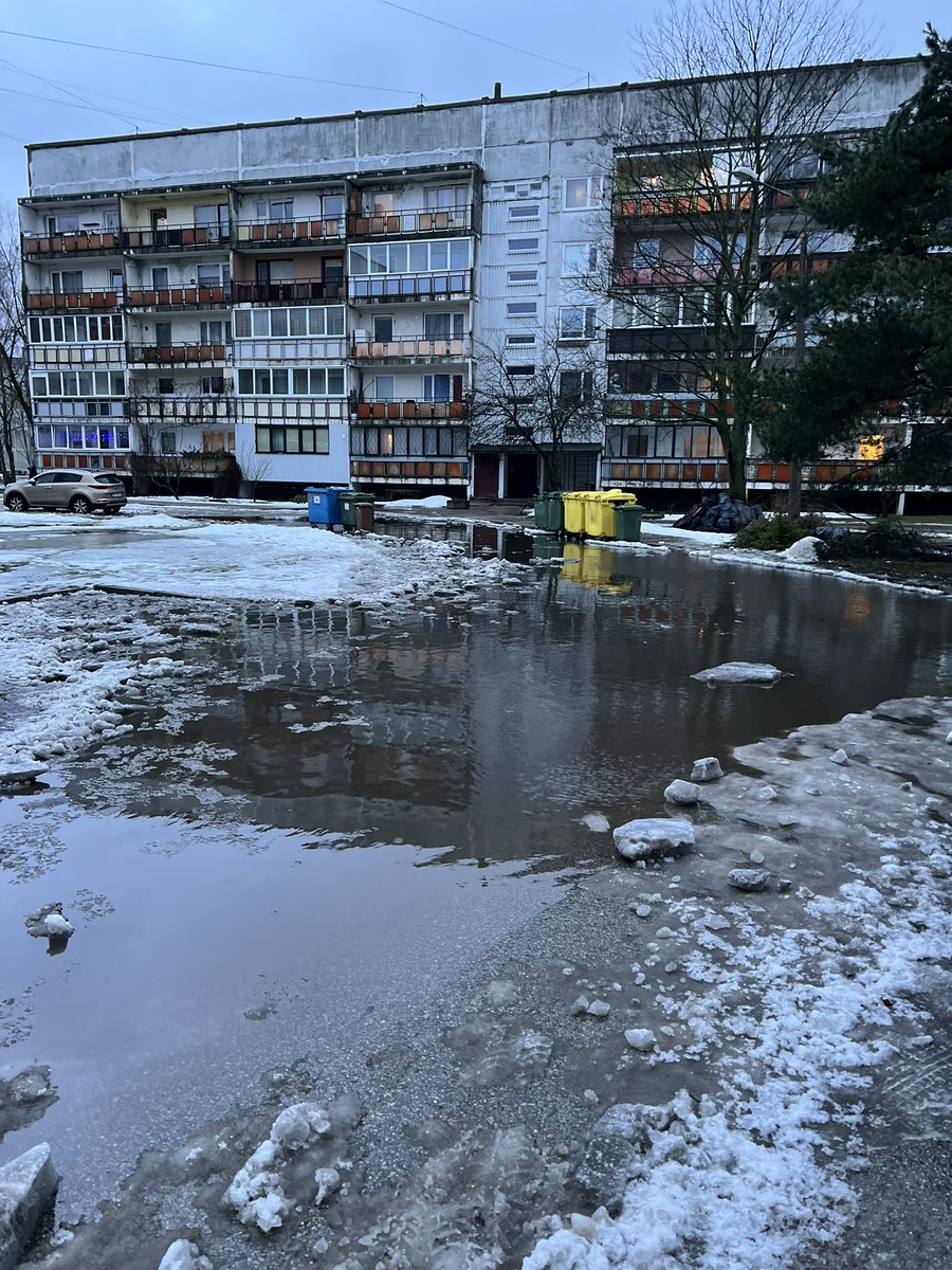 sakoptRigu's tweet photo. Kas ir depresīvāks ziemā: Pētersala, Purvciems vai @RigasDome deputātu atbildības novelšana uz iepriekšējiem sasaukumiem, atkusni, atkalu un citplaniešu civilizācijām? #Rīga #depresija #ziema #apkaimes #pagalms @MKossovics @Jauna_Vienotiba @JPantelejeva @EdvardsRatnieks https://t.co/APfz5PbqLF