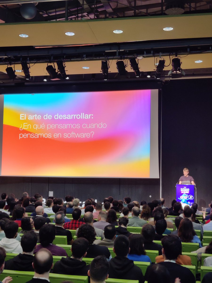 martatorredev's tweet image. Adrià Fontcuberta inaugura la #BilboStack24 hablándonos de lo que pensamos cuando pensamos en software.