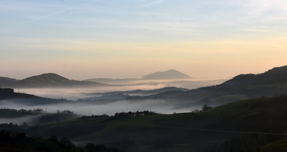 Amanecer con mucha niebla desde #Aia, #gipuzkoa . Al fondo Jaizkibel.