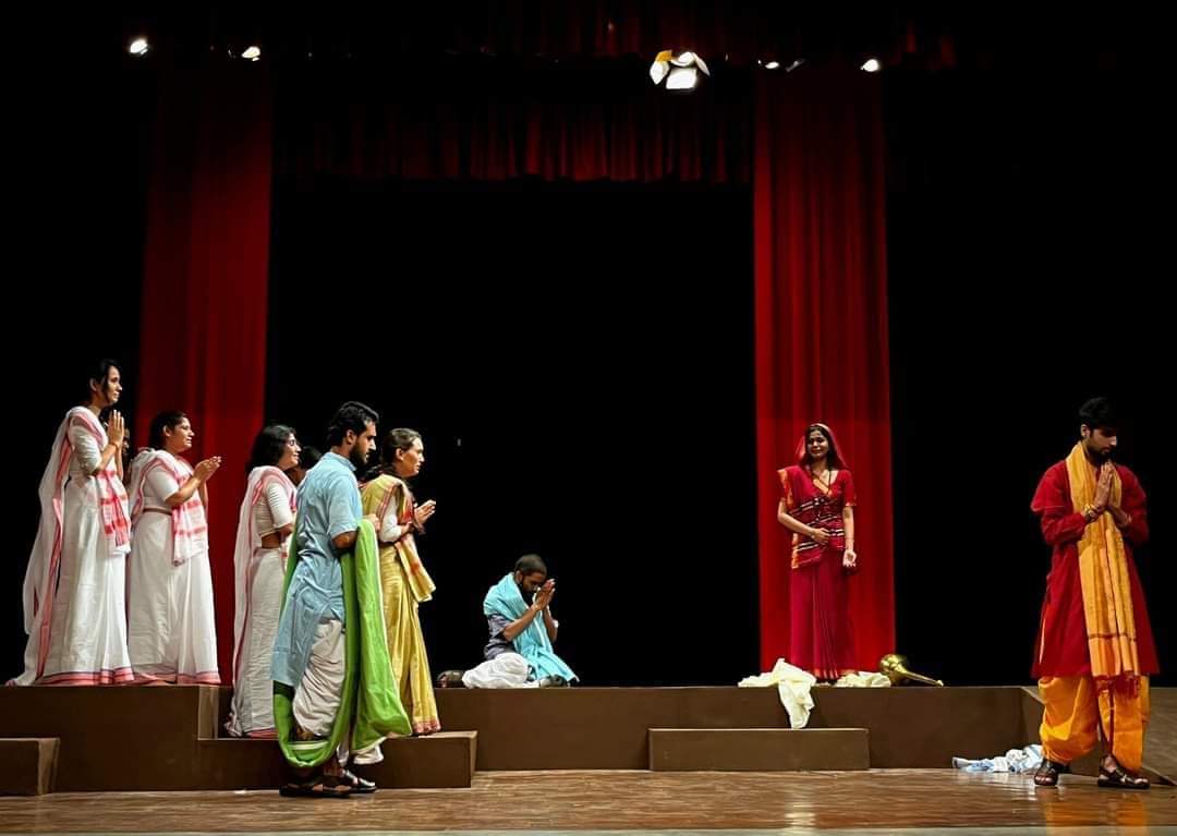 आज गणतन्त्र रंग महोत्सव का दूसरा दिन है। इस महोत्सव में आज डॉ. धर्मवीर भारती द्वारा लिखित क्लासिक नाटक 'अंधायुग' का मंचन शाम 7:00 बजे, श्री राम सेंटर, मंडी हाउस, नई दिल्ली में होगा। संगीत डॉ. संगीता गौड़ का हैं। नाटक के टिकट @bookmyshow पर उपलब्ध हैं। in.bookmyshow.com/special/hindi-…