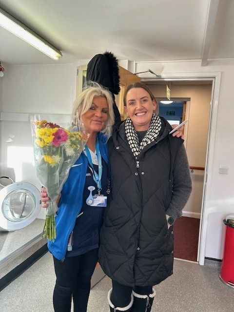 Cheers to Helen, our #SupportWorker who's earned rave reviews from District Nurses! 🎉 Leeanne, our #Dumfries Coordinator, rewards her with flowers & a Dolce Vita voucher. #EsteemCareCelebrates #HealthcareHeroes #HomeCare #Caregiver #Carer #VisitingCare